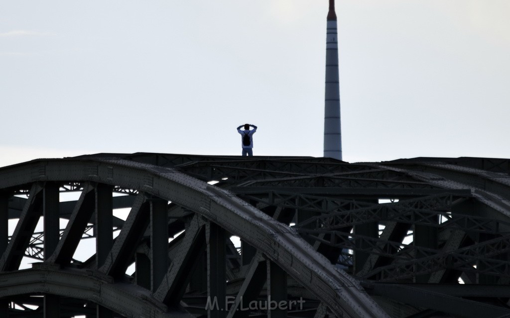 PSpringt kein Suizid Brueckenspringer Koeln Hohenzollernbruecke P067.JPG - Miklos Laubert